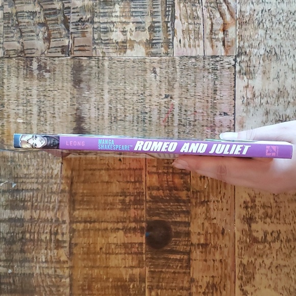 Romeo amd Juliet Graphic Novel Adaptation - Picture 3 of 3